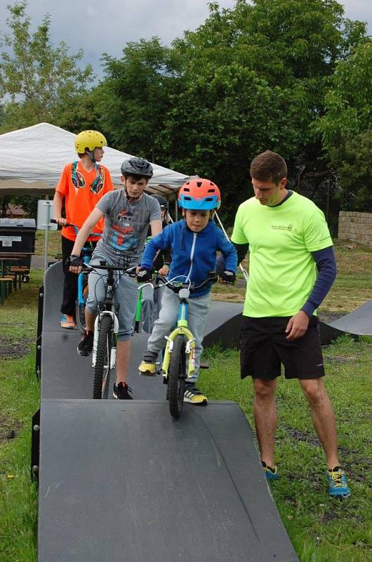 Po zahajovací jízdě se na pumptrackovou dráhu nadšeně vrhli mladí cyklisté i koloběžkáři.