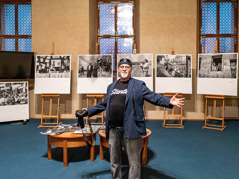 Fotoreportér Miroslav Rada na výstavě, kterou měl v Senátu Parlamentu ČR.