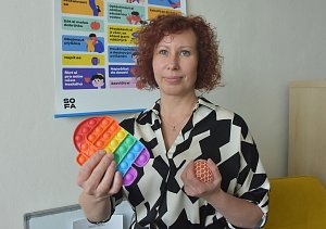 Vedoucí sociální služby Karolína Rathouská ukazuje terapeutické pomůcky.
