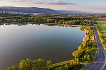 Velký otvický rybník, zvaný též Banda, pohledem z dronu.