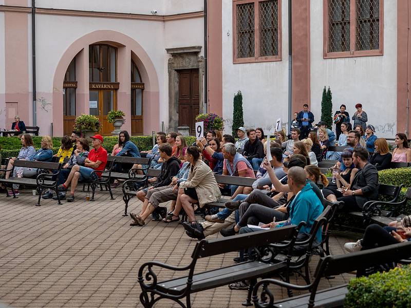 V atriu Chomutovské knihovny se konal večer slam poetry.