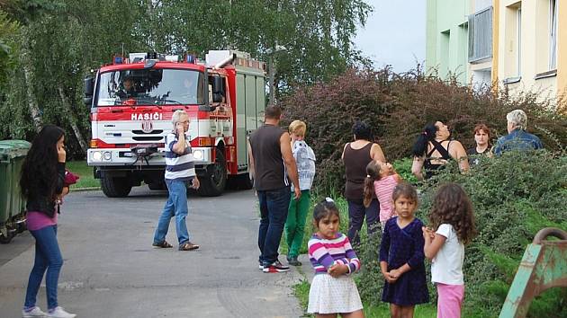 Hasiči zasahovali v paneláku na Písečné v Chomutově