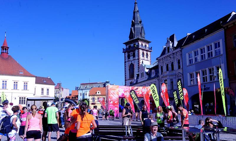 Běžci se vydali na dvacetikilometrovou trať CHomutovského maratonu.Nechyběli ani Piráti a závodníci ze Slovenska.Trať vedla historickou částí města a poté se běžci vydali na okraj hor.