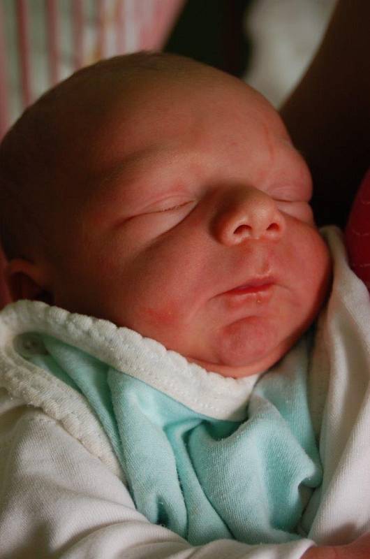 Jaroušek Zelka prvně spatřil světlo světa 16. 7. v 19:14 hod. v chomutovské porodnici. Narodil se mamince Lucii Zelkové s mírou 52 cm a váhou 3,2 kg.