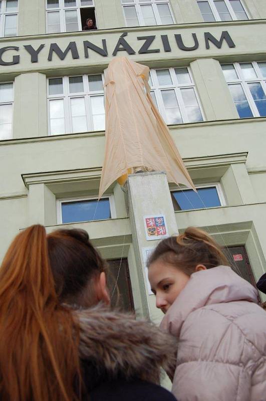 Odhalení sochy Pallas Athena nad vchodem do chomutovského gymnázia.