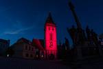 Městská věž v Chomutově se v neděli 21. května večer rozzářila rudě. Připojila se k celosvětové kampani Světlo pro AIDS 