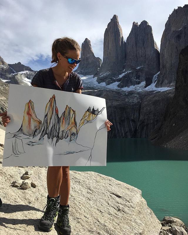 Na cestě po Patagonii. Na snímku je Mája, která maluje i na cestách liduprázdnou krajinou.