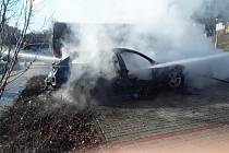 Hasiči měli o víkendu 24. a 25. února v Ústeckém kraji napilno. Požár auta v Jirkově.
