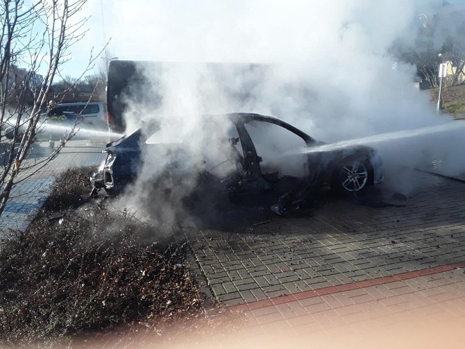 Hasiči měli o víkendu 24. a 25. února v Ústeckém kraji napilno. Požár auta v Jirkově.