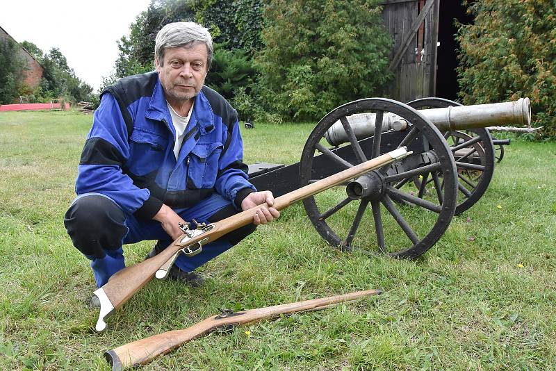 Václav Paar s puškami a kanóny, které vyrobil.