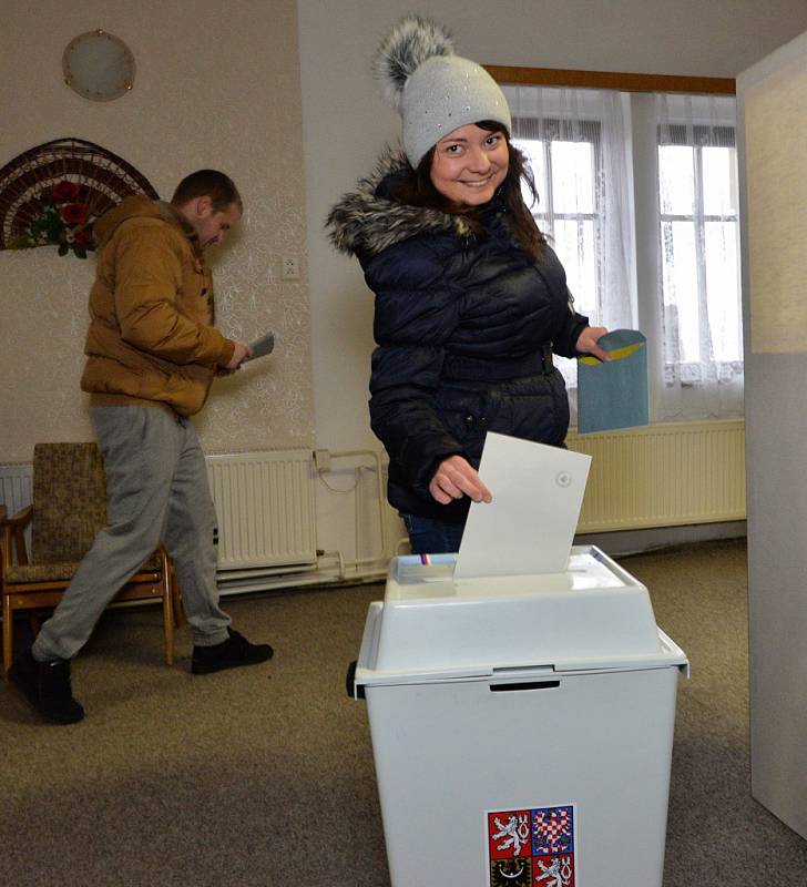 V posledních 15 minutách se ještě do volební síně v obci Vysoká Pec nahrnuly téměř dvě desítky voličů