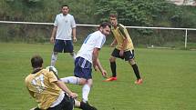 AFK LoKo CHomutov A - SK Horní Měcholupy 2:1, domácí v bílém.