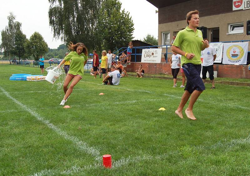 SLALOM. Jediná vodní disciplína v rámci neckyády. Soutěžící nejprve proběhli soustavou naplněných bazénků, poté s plným kýblem vody, která představovala pivo, zdolali slalom a nakonec s kýblem piva zamířili do hospody, kterou představovaly necky. Zde už z