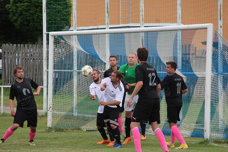 SK Málkov-TJ Baník Březenecká CHomutov 3:0,domácí v černém.