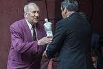 Miloslav Král přebírá cenu z rukou starosty Klášterce Štefana Drozda.