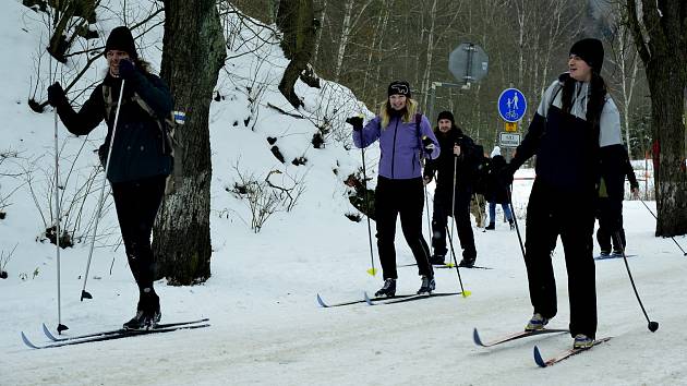 Běžkaři ve velkém vyrazili do stopy. Plno bylo v Bezručově údolí i na horách