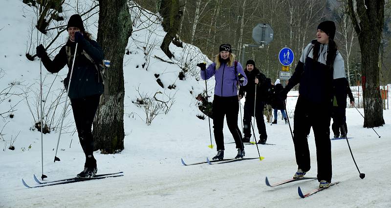 Běžkaři ve velkém vyrazili do stopy. Plno bylo v Bezručově údolí i na horách