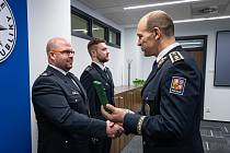 Policisté Pavel Bradáč a Ondřej Šibík převzali z rukou policejního prezidenta medaile za statečnost