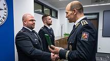 Policisté Pavel Bradáč a Ondřej Šibík převzali z rukou policejního prezidenta medaile za statečnost