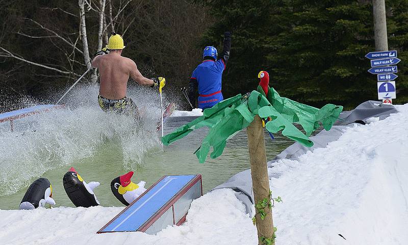 Párty u bazénu ve Ski areálu Alšovka u Klášterce nad Ohří.