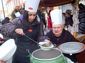 Herečka Nela Boudová a její kolega Václav Glazar včera na charitativním adventu v Jirkově prodávali gulášovou polévku. Veškerý výtěžek z trhu jde na akci Jirkov jede o 106.