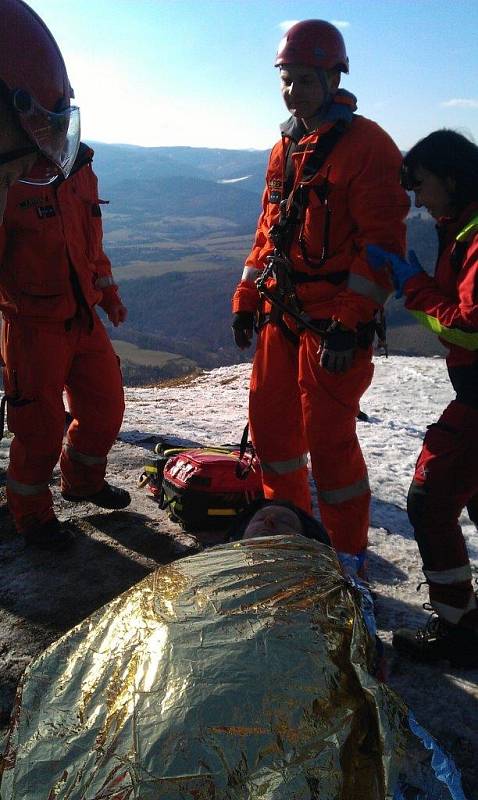 Zásah hasičů u zraněného paraglidisty.