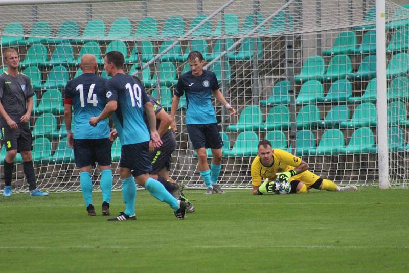 Chomutov (v modrém) v duelu s Chebem pokřil nové dresy. Byla z toho výhra 6:1.