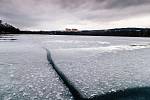 Prasklá ledová plocha Kamencového jezera má v nejsilnějších místech zhruba šest centimetrů