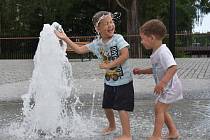 Takto se děti chladily ve fontáně na novém Kamencovém náměstí.