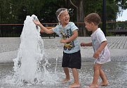 Takto se děti chladily ve fontáně na novém Kamencovém náměstí.