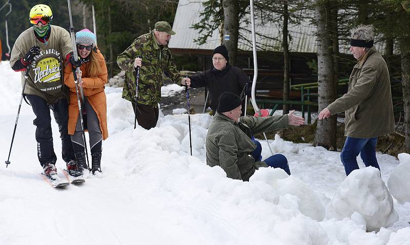 Párty u bazénu ve Ski areálu Alšovka u Klášterce nad Ohří.