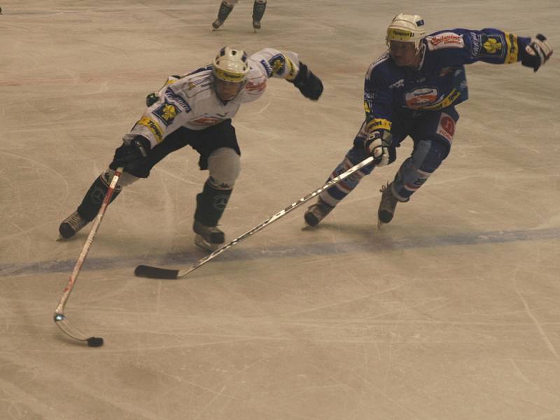 Snímky ze zápasu KLH Chomutov na ledě Karlových Varů.