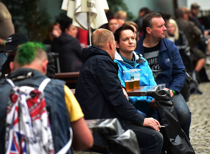 V atriu Chomutovské Hřebírkárny se sešli příznivci punkového žánru. Na pódiu se střídaly kapely a lidé se příjemně bavili.