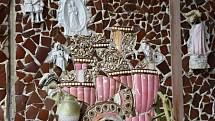 Marie Jansová v Jindřišské tvoří mozaiky ze starých střepů