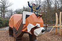 Velká dřevěná panda je nová herní atrakce vyrobená na míru zooparku. Jako první ji vyzkoušel sedmiletý Martin.