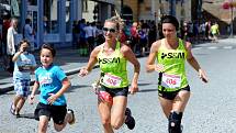 Běžci se vydali na dvacetikilometrovou trať CHomutovského maratonu.Nechyběli ani Piráti a závodníci ze Slovenska.Trať vedla historickou částí města a poté se běžci vydali na okraj hor.