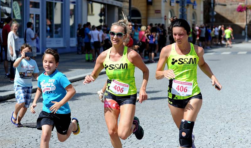 Běžci se vydali na dvacetikilometrovou trať CHomutovského maratonu.Nechyběli ani Piráti a závodníci ze Slovenska.Trať vedla historickou částí města a poté se běžci vydali na okraj hor.