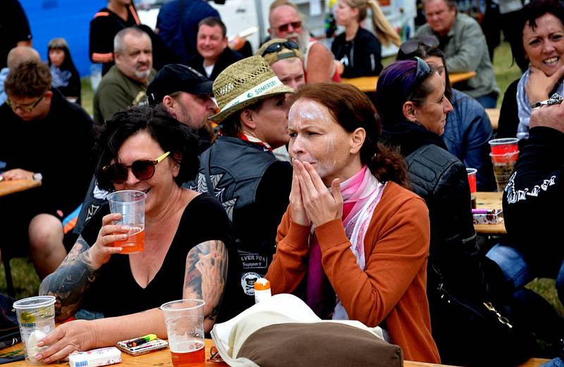 Na pouťový festival a motorkářský sraz v Polákách dorazily stovky lidí.