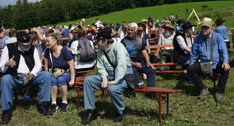 Na prostranství za Březnem u Chomutova se v historické bitvě utkali indini a vojska generála Custera.