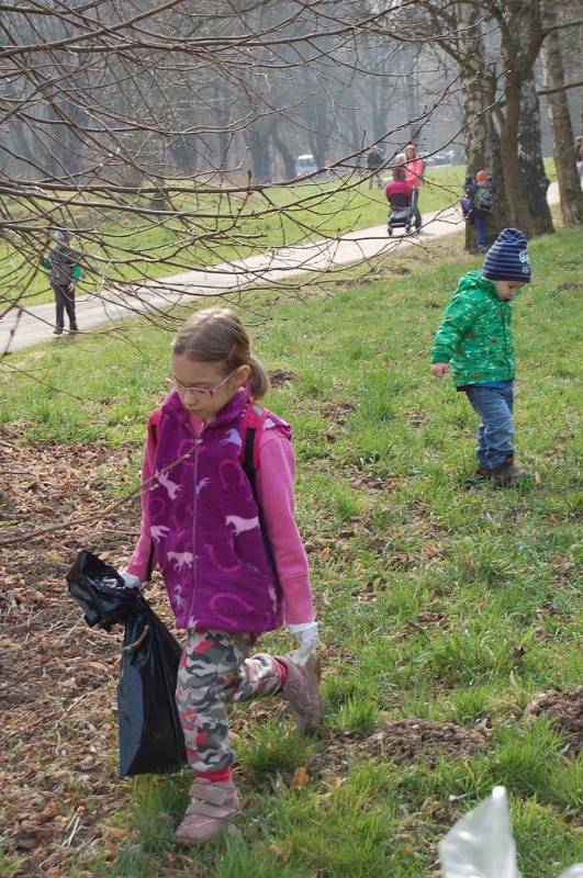 Skauti i veřejnost se vydali uklidit Bezručovo údolí.