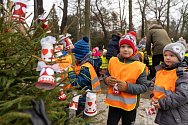Děti z mateřských školek zdobily vánoční park v Chomutově.