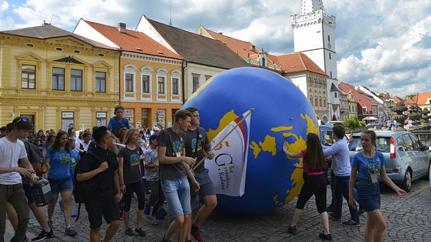 Studenti valili globus Kadaní k hradbám hradu