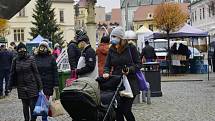 Farmářské trhy v Chomutově přilákaly mnoho zájemců. Prodejci přivezli spoustu zeleniny ovoce, koření, masné výrobky i vánoční ozdoby