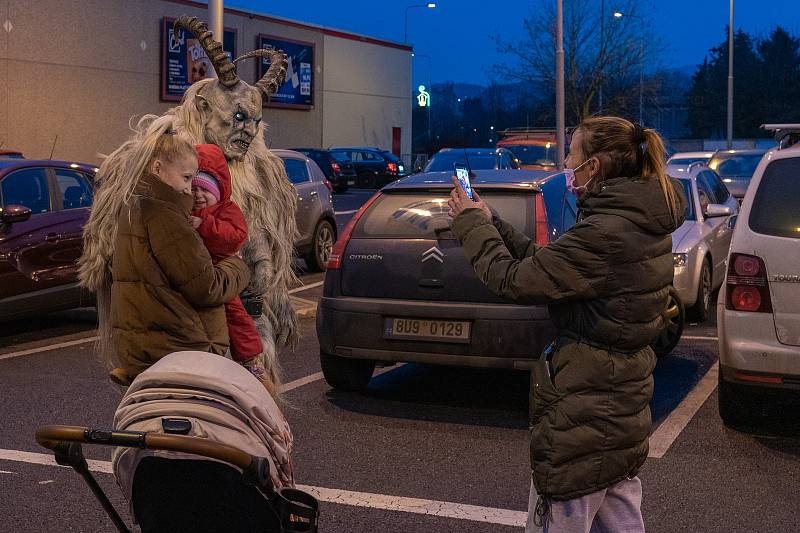 Krampus navštívil Kaufland v Kadani.