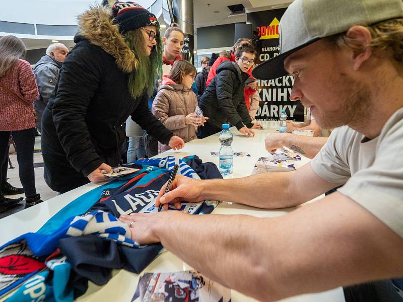 Piráti na autogramiádě představili zápasové dresy, které následně půjdou do dražby, a otevřeli další fanshop v OC Central v Chomutově.