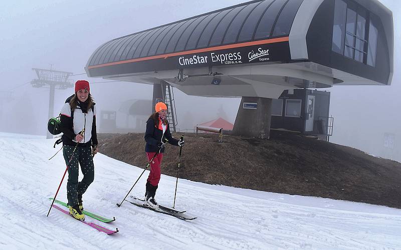 Klínovec nyní využívají hlavně skialpinisté. Hodně často místní sjezdovky zdolávají bývalá česká snowboardistka Petra Elsterová s dcerou Emou z Vejprt na Chomutovsku.