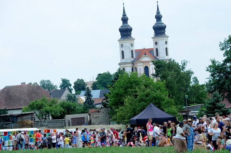 Návštěvníky bavila hudba i stánečky a občerstvení.