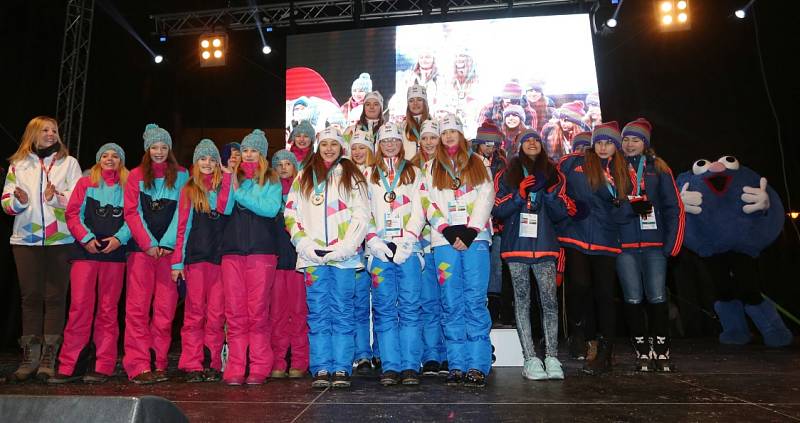 První medailový ceremoniál mají za sebou Zimní olympijské hry dětí a mládeže.