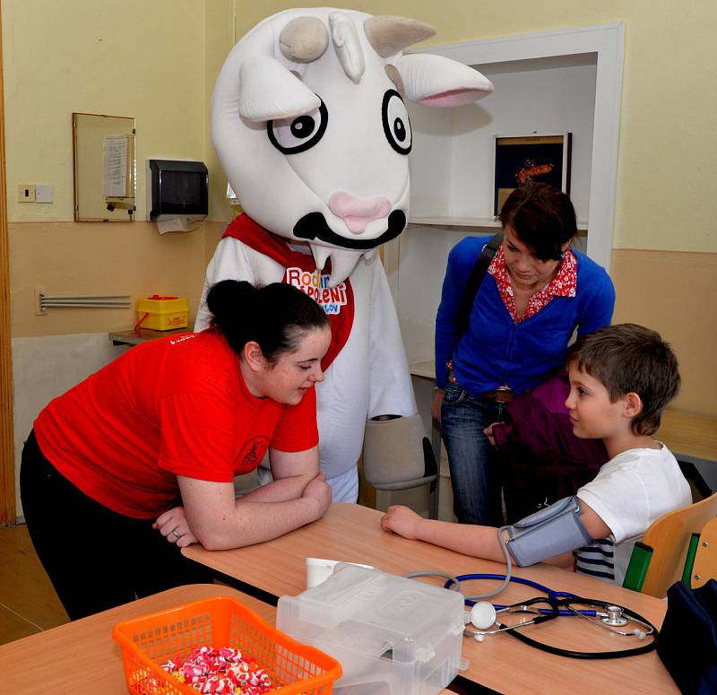 Na Sřední zdravotnické škole v Chomutově proběhla za účasti dětí a rodičů soutěž Rodiné zápolení s kozou Rozou.