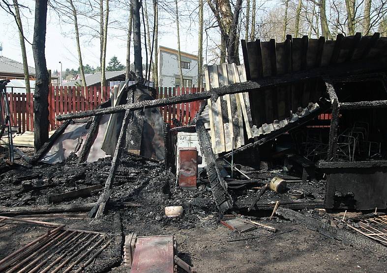 Proč musely dvouletá kříženka pitbulteriéra Pixie a šestiletá německá ovčačka Bára zemřít zatím nikdo neví. Raději ani nedomýšlet, v jakých bolestech trávily poslední chvíle. 